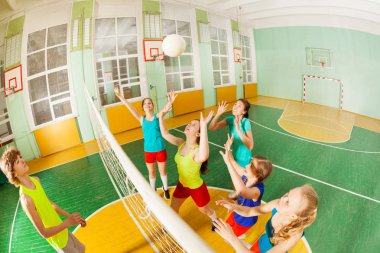 Voleybol oynayan gençler