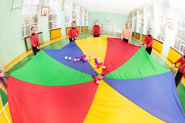 paraşüt oyunları oynayan kızlar