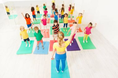 mutlu çocuklar jimnastik pratik