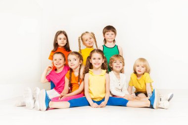 Mutlu çocuklar spor salonunda portresi