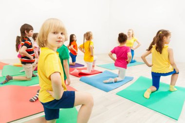 mutlu çocuklar jimnastik pratik