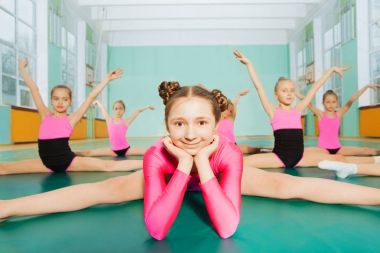 bölmelerini pozisyon oturan kızlar