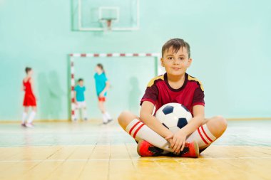 Futbol toplu mutlu çocuk. 