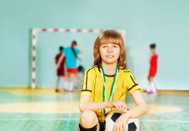 Futbol toplu mutlu çocuk. 