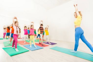 mutlu çocuklar jimnastik pratik