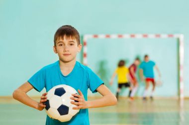 Futbol toplu mutlu çocuk. 