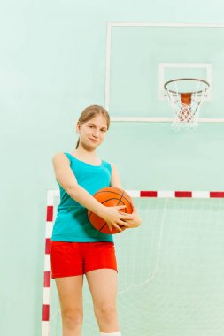 kız ile topu ayakta