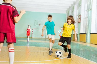 Baylar bayanlar futbol eğitim