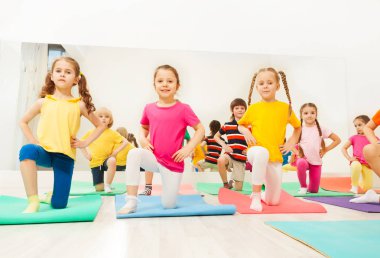 mutlu çocuklar jimnastik pratik