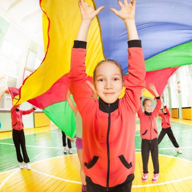 paraşüt oyunları oynayan kızlar