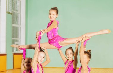 rutin taşıyan kızlar