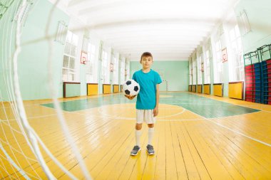 Futbol topu tutan çocuk