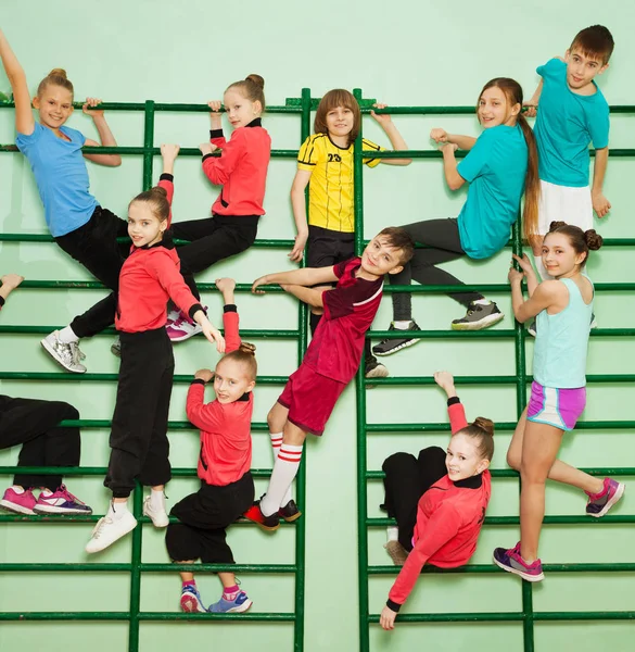 Boys and girls on bars of wall-mounted — Stock Photo, Image