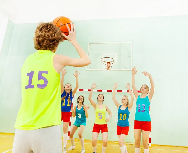 Equipo de baloncesto adolescente — Foto de Stock
