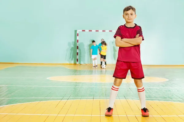스포츠 홀에 서는 행복 한 소년 — 스톡 사진