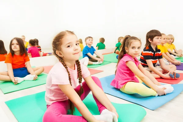 mutlu çocuklar jimnastik pratik