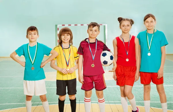 Chlapci a dívky s medailemi — Stock fotografie