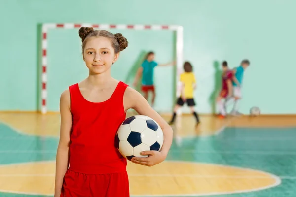 Gelukkig meisje permanent met bal — Stockfoto