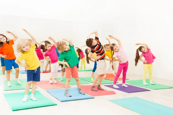 Gelukkige jonge geitjes beoefenen van gymnastiek — Stockfoto