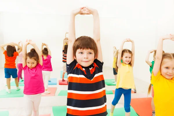 Счастливые дети практикующие гимнастику — стоковое фото