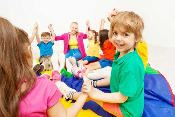 Mädchen und Jungen mit Fallschirm — Stockfoto