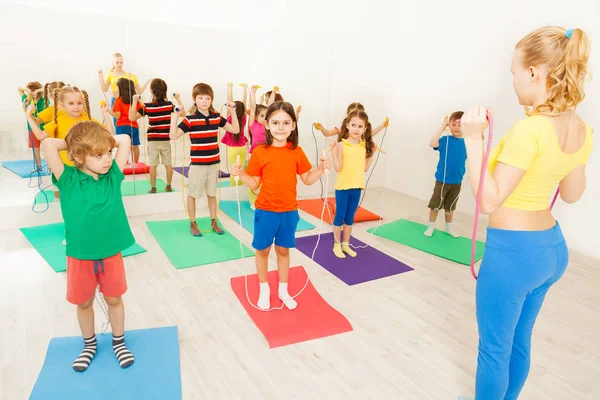 İp atlama kullanarak Koç çocuklarla