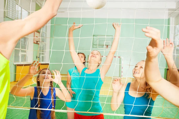 Volleyballspieler in Aktion — Stockfoto