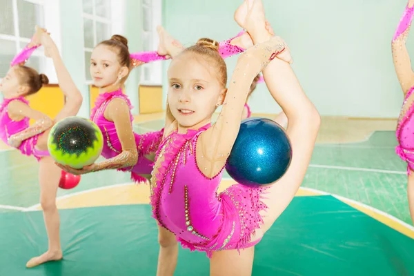Девушки, занимающиеся гимнастикой с мячами — стоковое фото