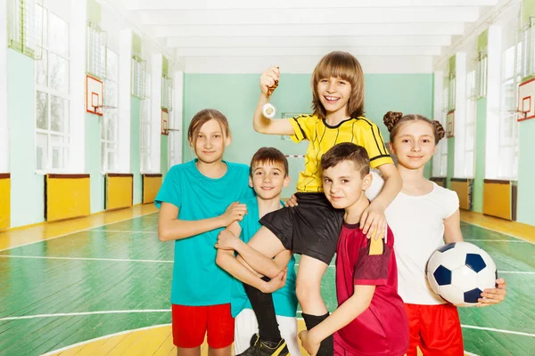 madalya ile kız ve erkek