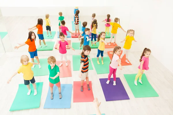 mutlu çocuklar jimnastik pratik