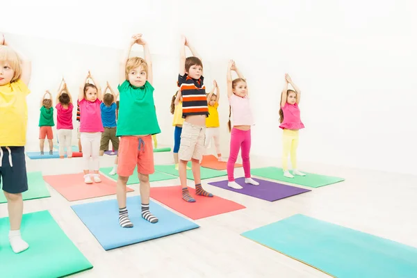 Szczęśliwy kids ćwiczenia gimnastyczne — Zdjęcie stockowe