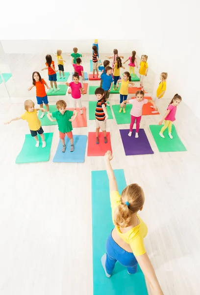 Niños felices practicando gimnasia —  Fotos de Stock