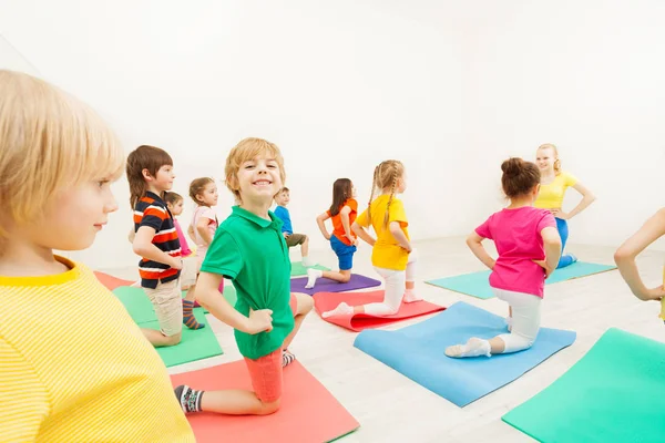 Crianças felizes praticando ginástica — Fotografia de Stock