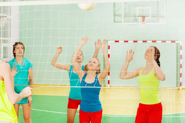 Giocatori di pallavolo in azione — Foto Stock