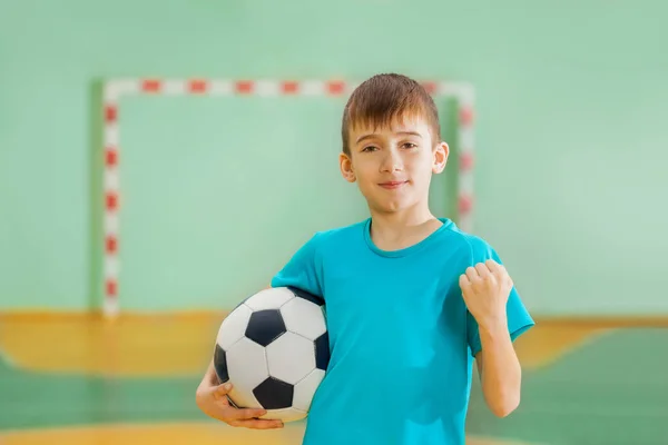 लड़का फुटबॉल गेंद पकड़े हुए — स्टॉक फ़ोटो, इमेज