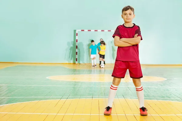 Niño feliz de pie en el pabellón deportivo — Foto de Stock