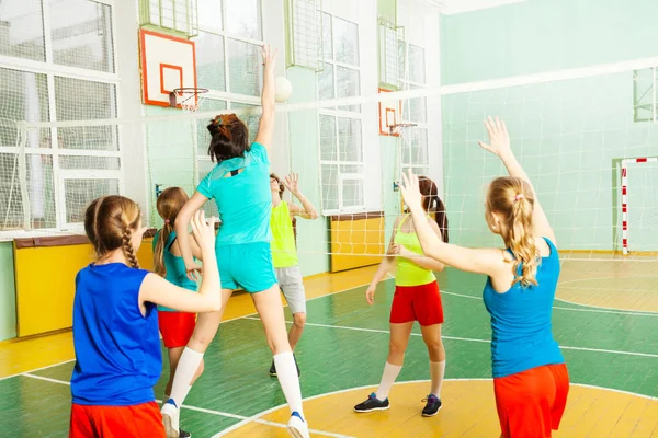 Jugadores de voleibol teniendo partido — Foto de Stock