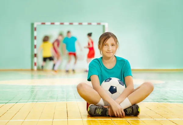 Šťastná dívka s míčem — Stock fotografie