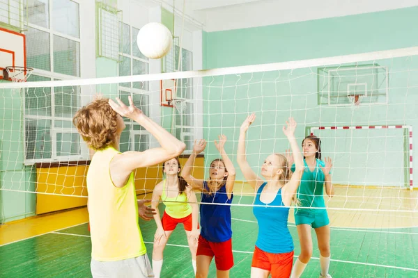 Meninas com menino durante jogo de vôlei — Fotografia de Stock