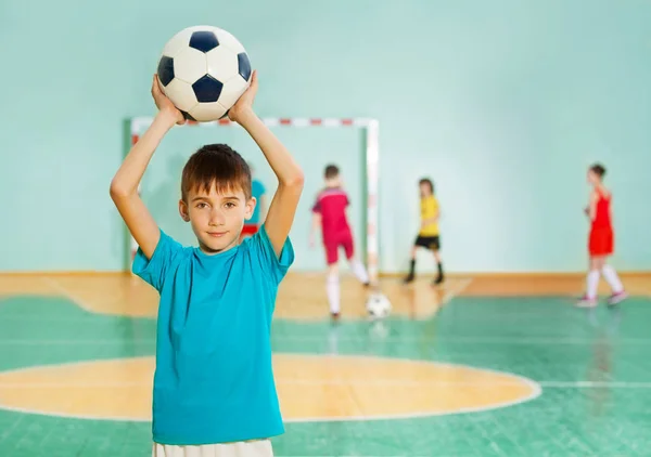 Щасливий хлопчик з футбольним м'ячем — стокове фото