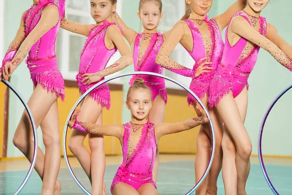 ritmik kızlar basketbol ile poz