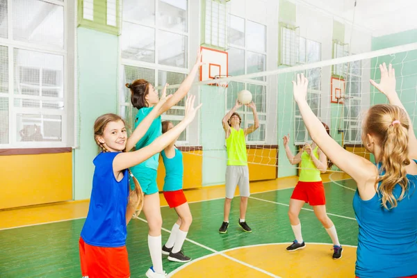 Volleyboll spelare med match — Stockfoto