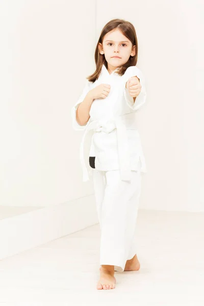 Pige i kimono træning karate - Stock-foto