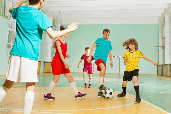 Niños y niñas entrenando fútbol — Foto de Stock