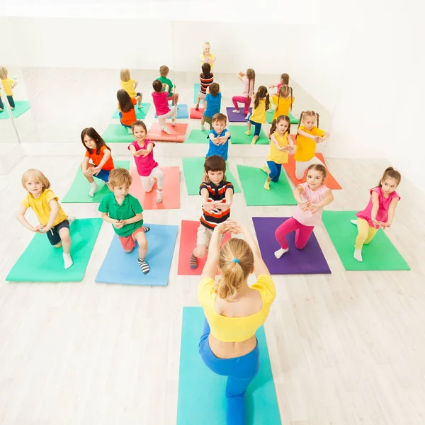 mutlu çocuklar jimnastik pratik