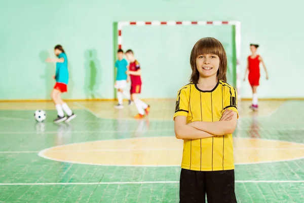 Niño feliz de pie en el pabellón deportivo — Foto de Stock