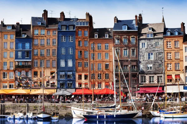 Honfleur liman renk evleri ile — Stok fotoğraf