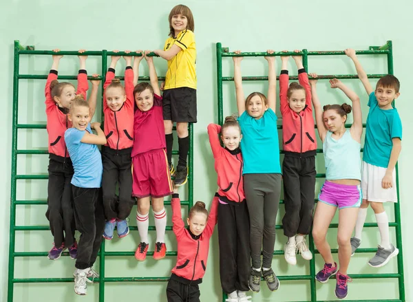 Niños y niñas en barras de montaje en pared — Foto de Stock