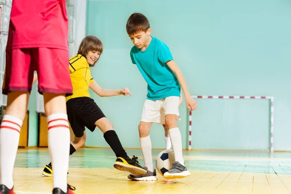 Preteen fotbalistů školení — Stock fotografie