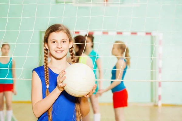 Meninas no salão de esportes durante o jogo — Fotografia de Stock